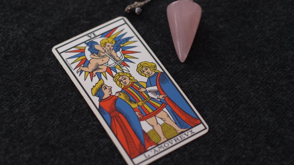 «Indiana, c'est le tarot avec talent» (Sélection Guide de la Voyance) Indiana Aubenque : Voyance par Téléphone 05 65 35 75 04 ou Voyance-Tarots au Cabinet . Elle a eu les honneurs du Journal du Dimanche, Guide de la Voyance...